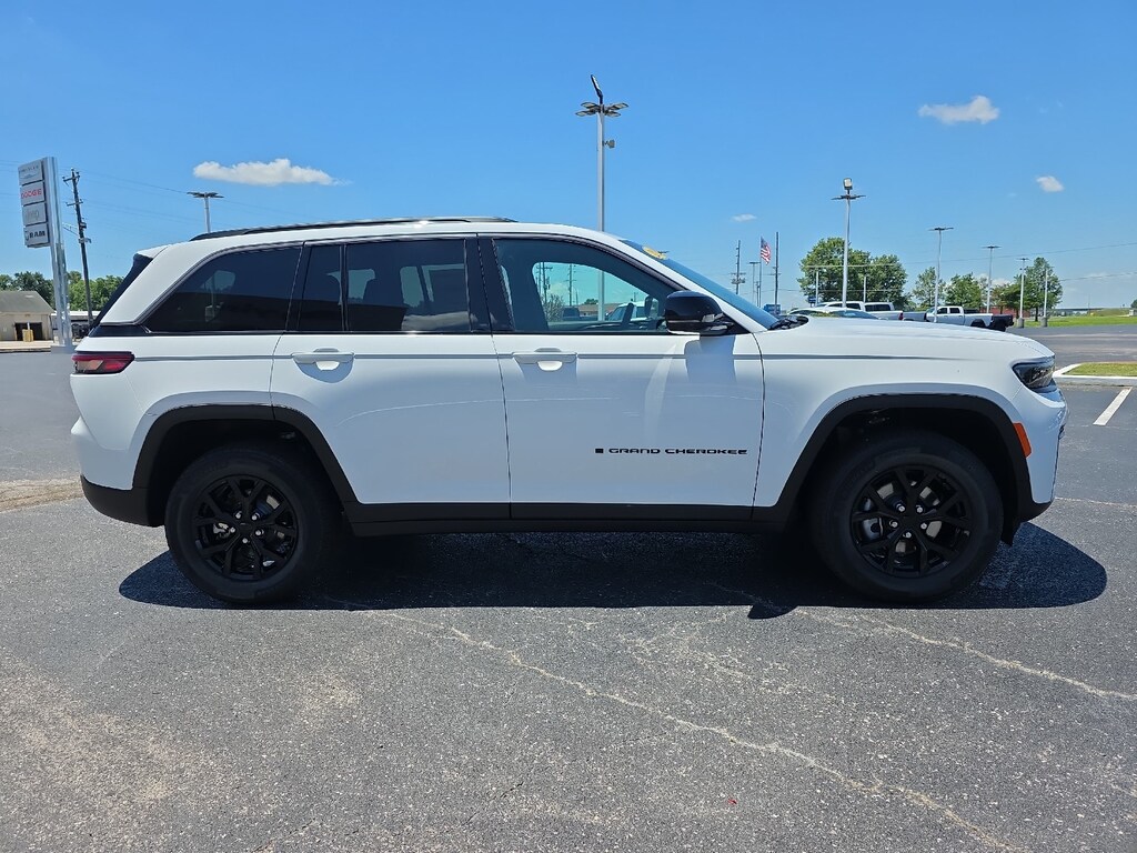 New 2026 Jeep Grand Cherokee Laredo Sport Utility