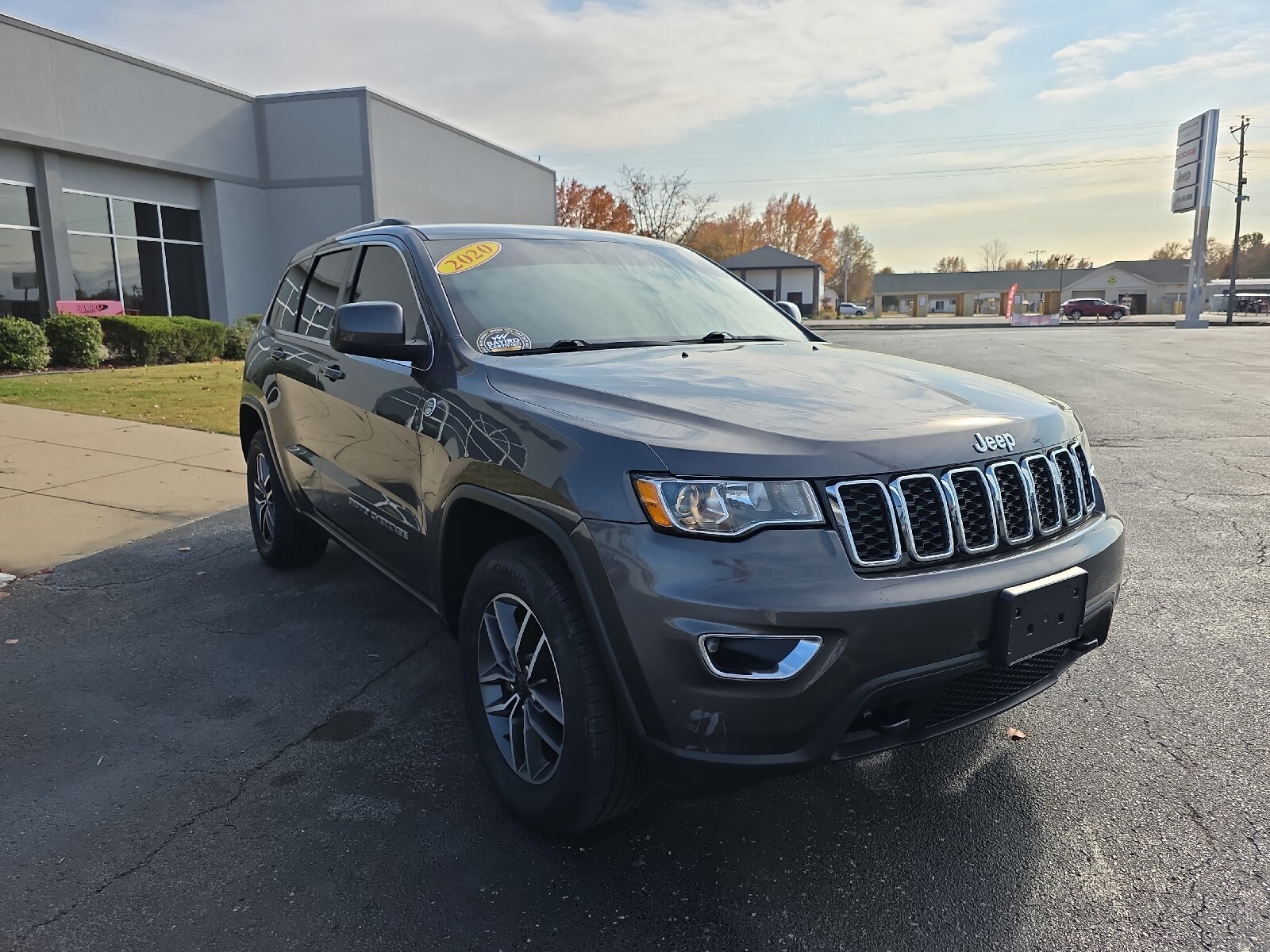 2020 Jeep Grand Cherokee Laredo photo 2