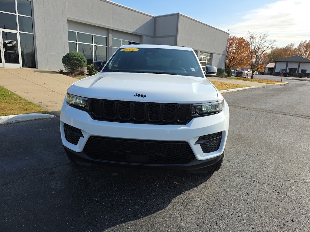 New 2025 Jeep Grand Cherokee Laredo Sport Utility