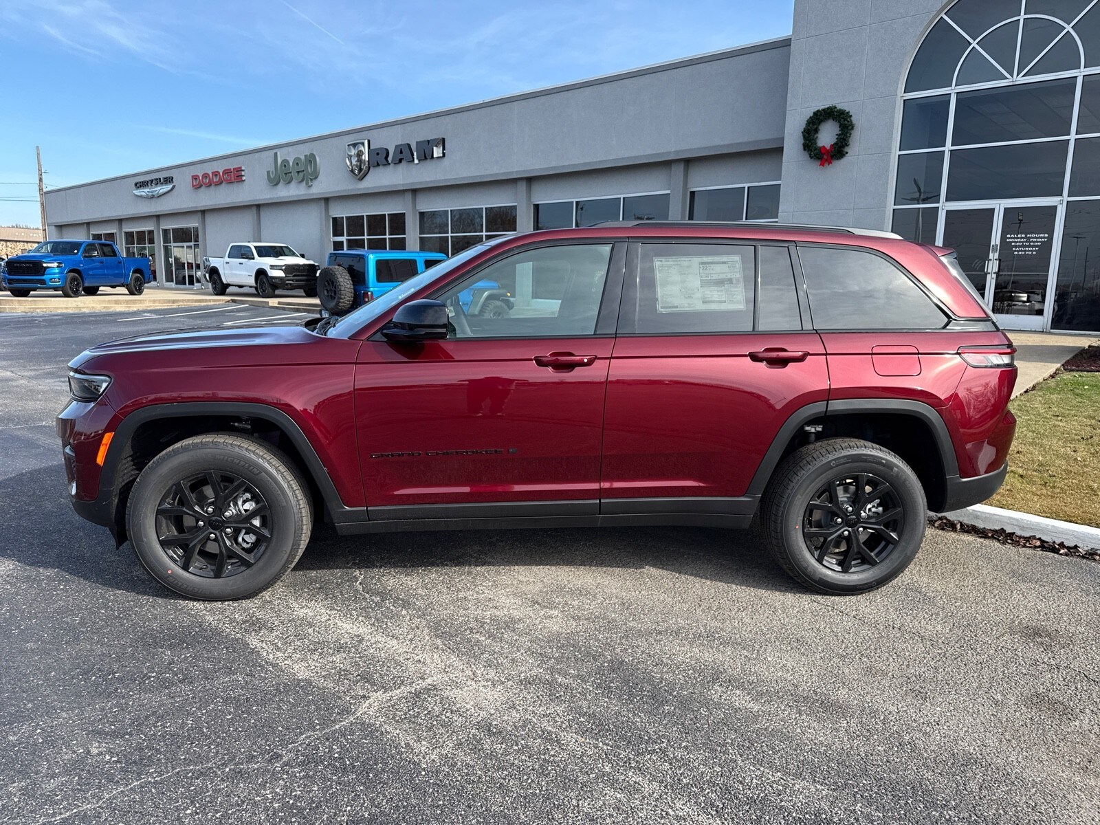 2025 Jeep Grand Cherokee Laredo Altitude X photo 2