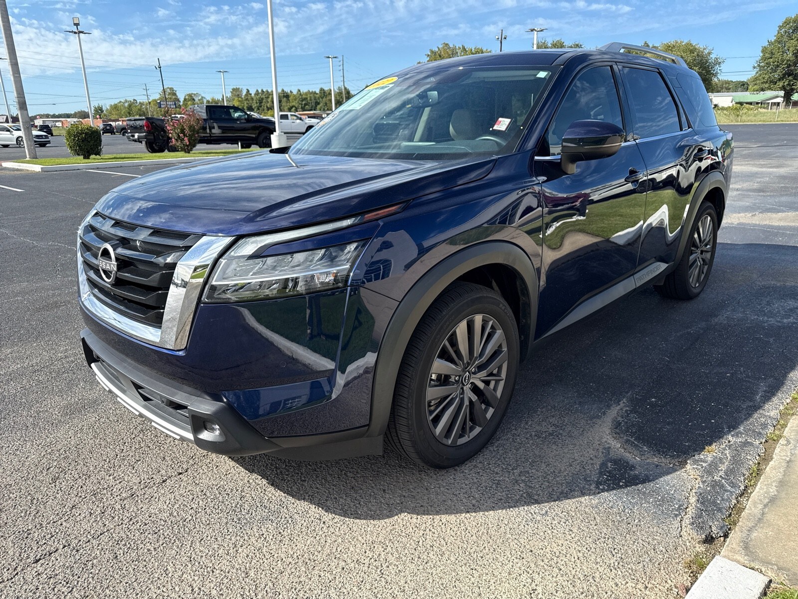 2022 Nissan Pathfinder SL photo 3