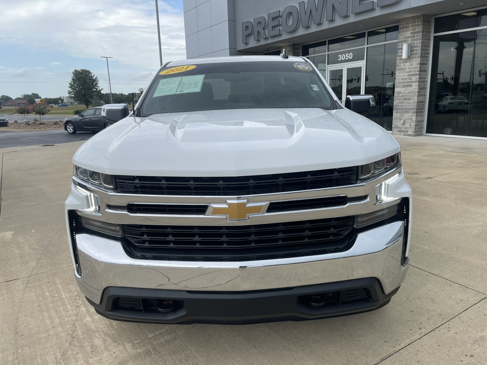 2021 Chevrolet Silverado 1500 LT photo 2