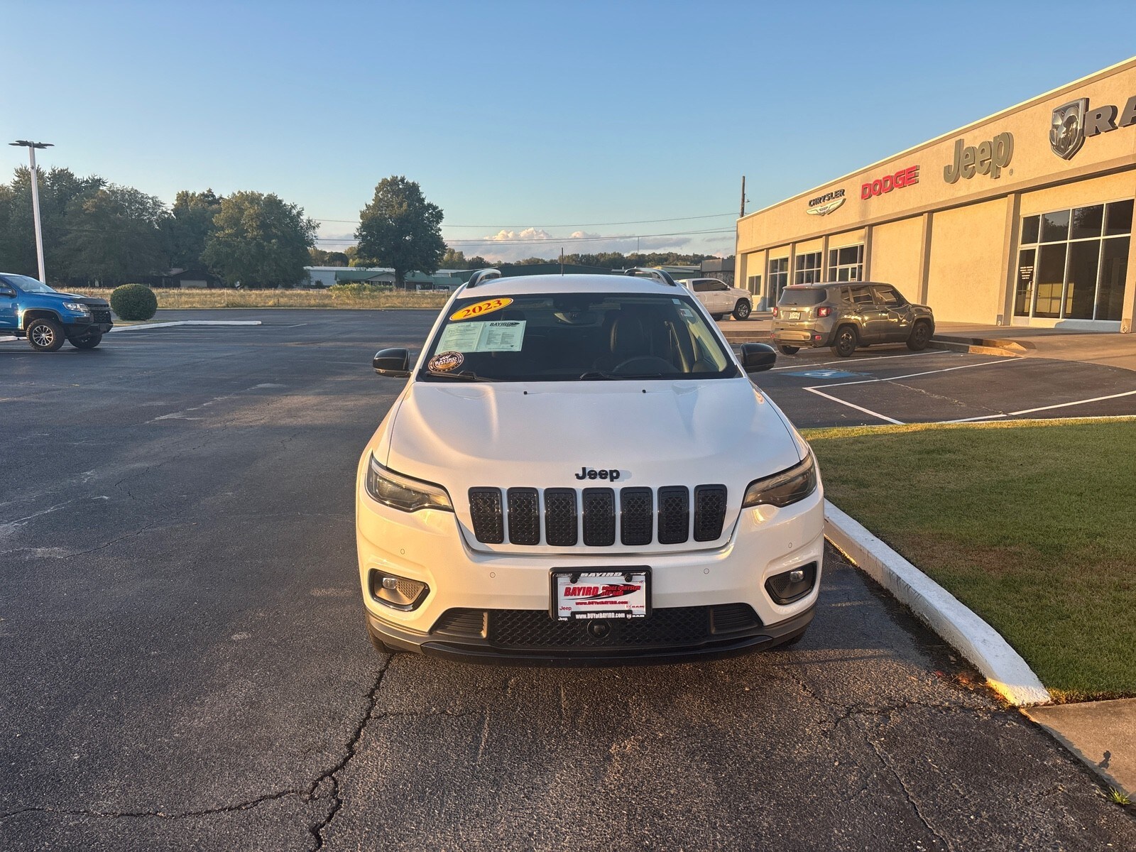 2023 Jeep Cherokee Altitude Lux photo 3