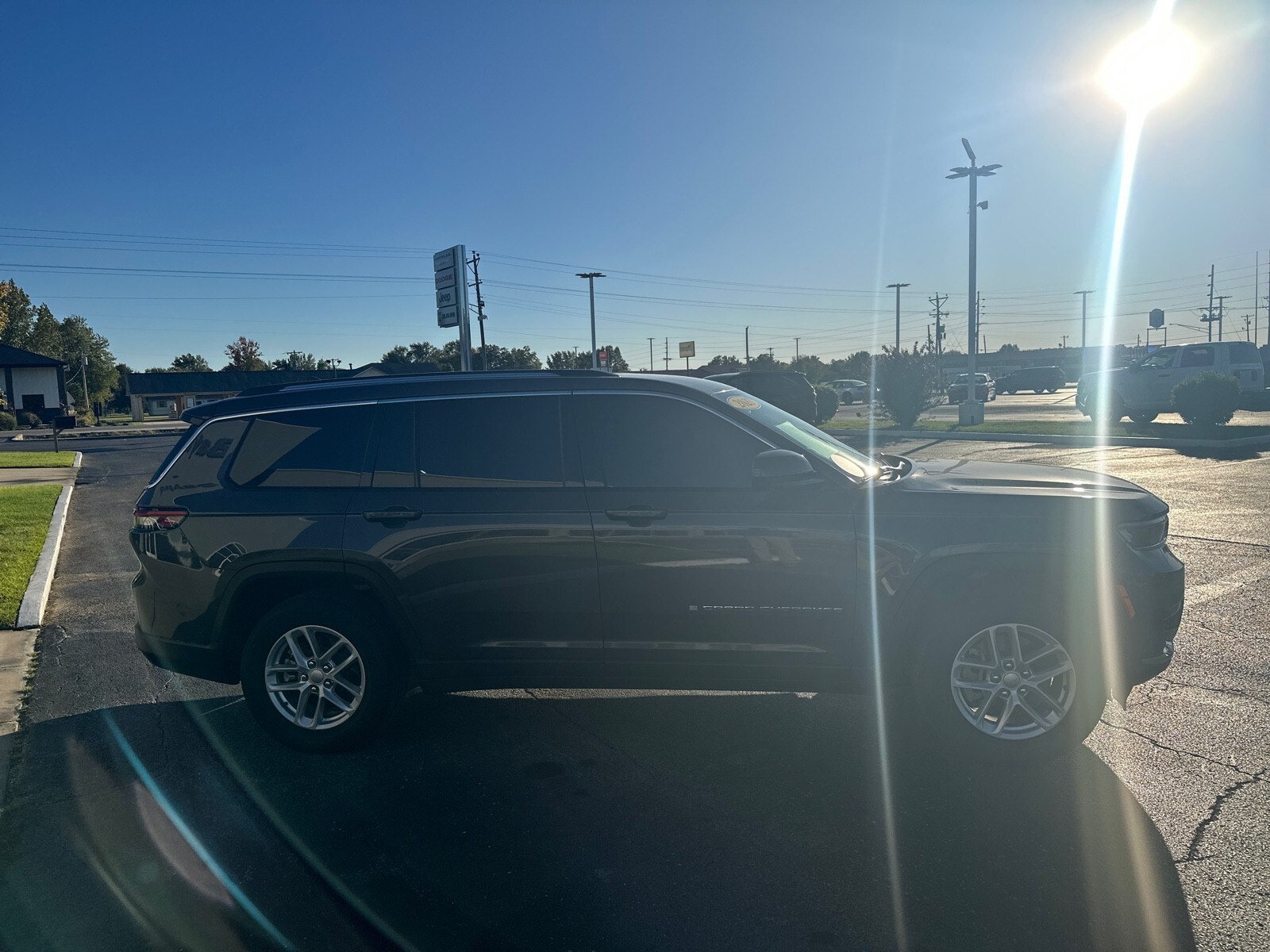 2023 Jeep Grand Cherokee Laredo photo 2