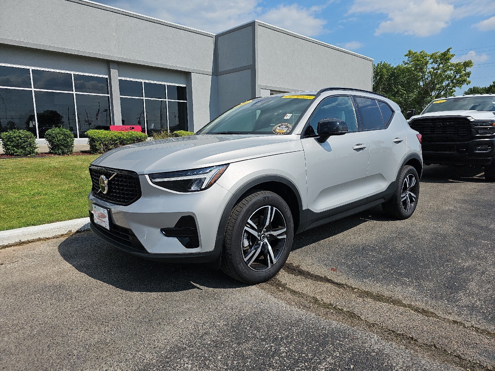 2024 Volvo XC40 Core photo 2