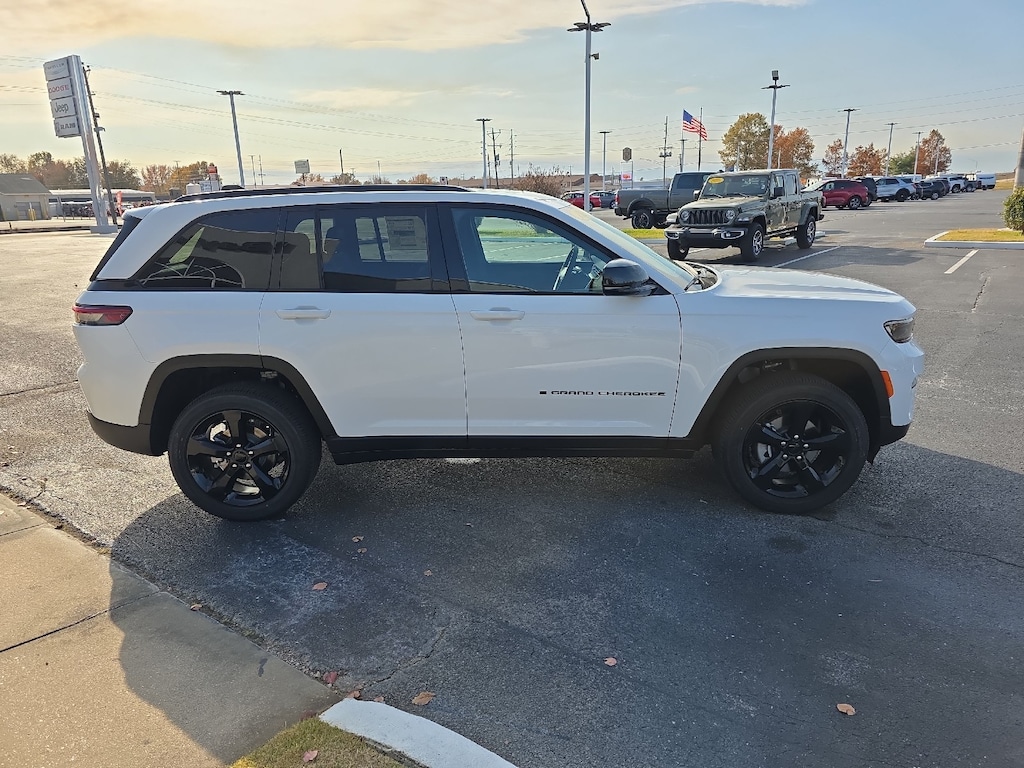 New 2025 Jeep Grand Cherokee Laredo Sport Utility