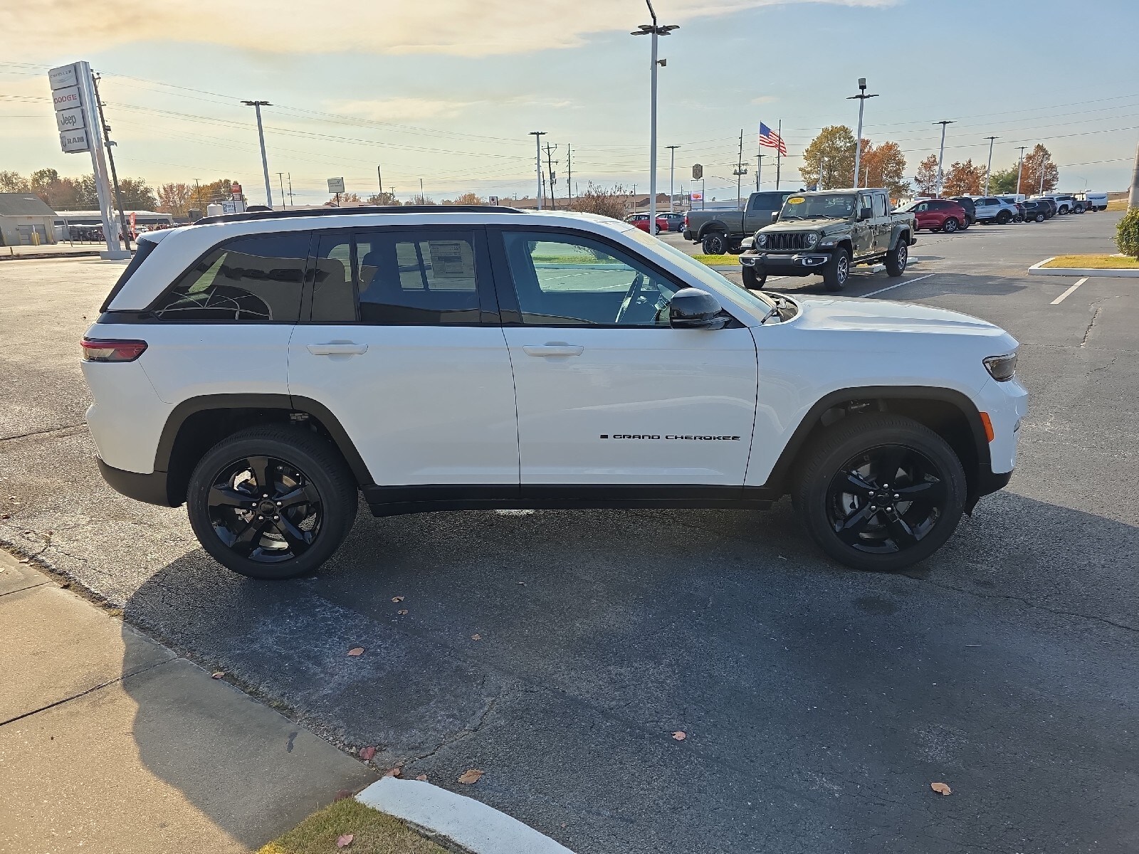 2025 Jeep Grand Cherokee Laredo Altitude X photo 2
