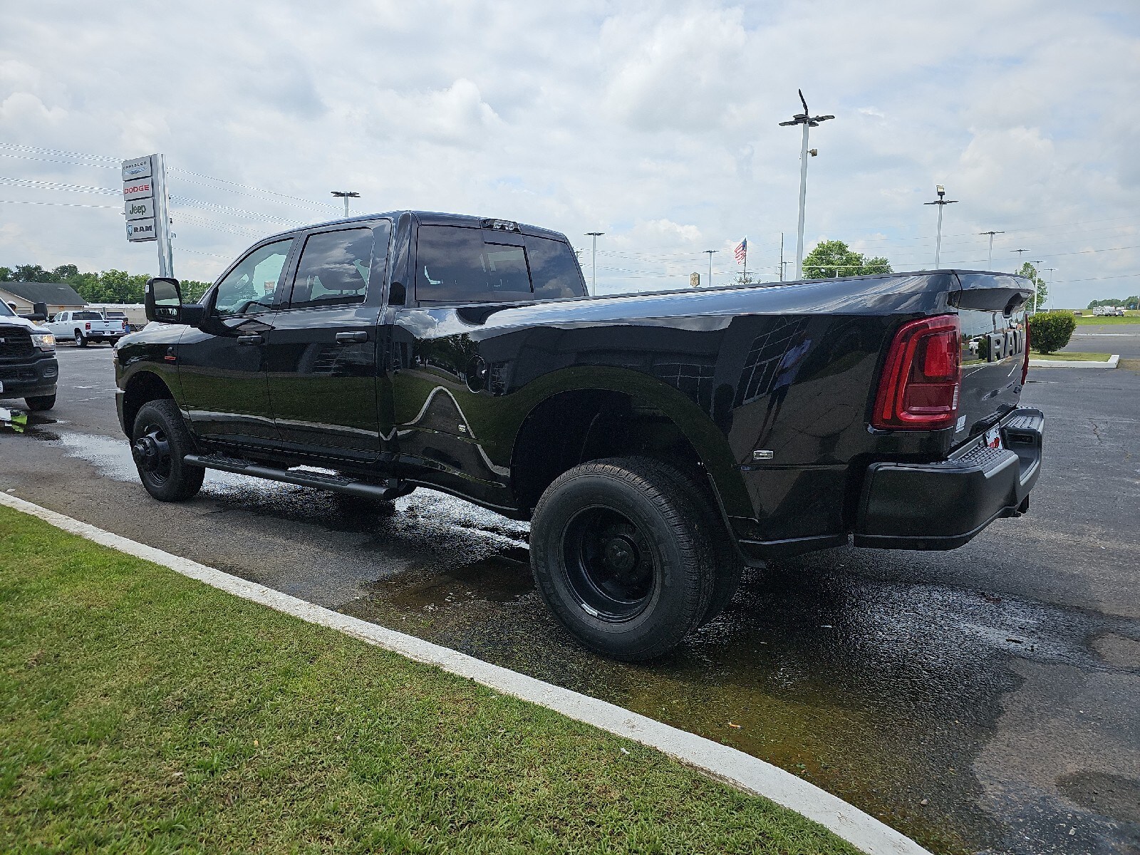 2025 Ram 3500 Tradesman photo 2