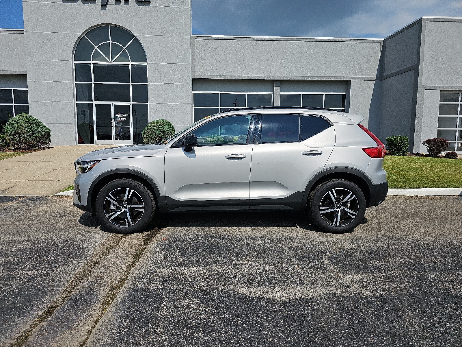 2024 Volvo XC40 Core photo 3