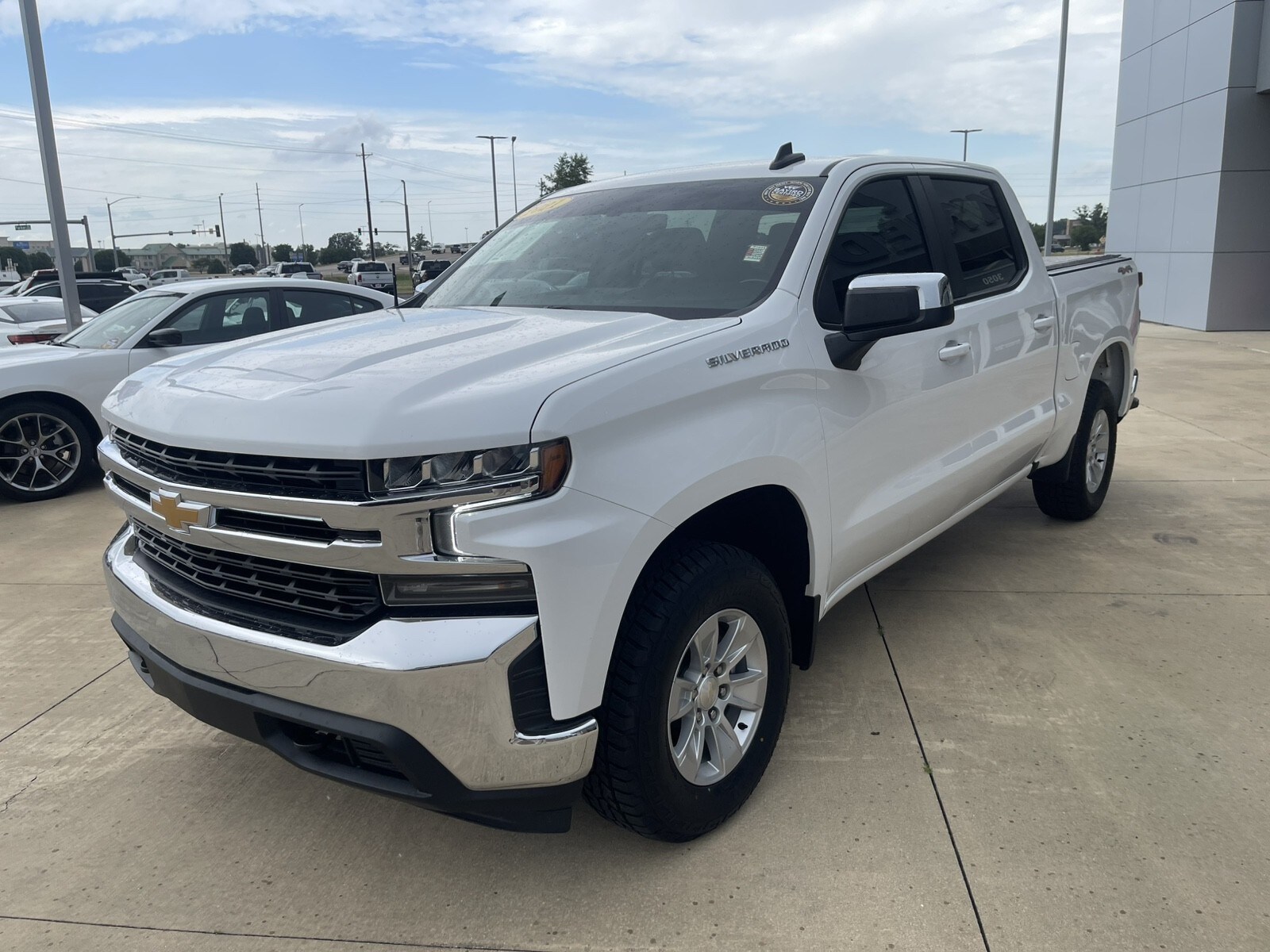 2021 Chevrolet Silverado 1500 LT photo 3
