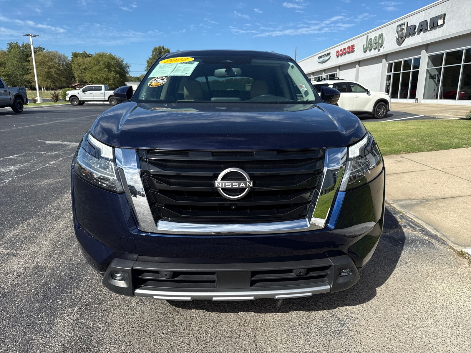 2022 Nissan Pathfinder SL photo 2