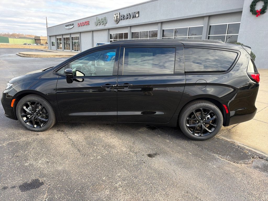 2026 Chrysler Pacifica Select - Photo 9