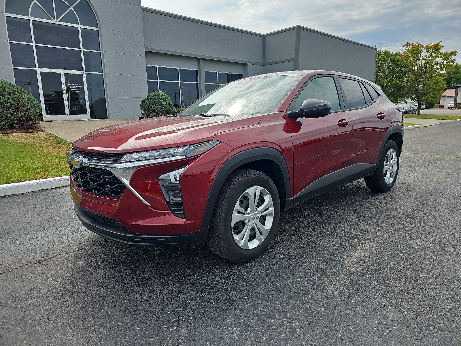 2025 Chevrolet Trax LS photo 2