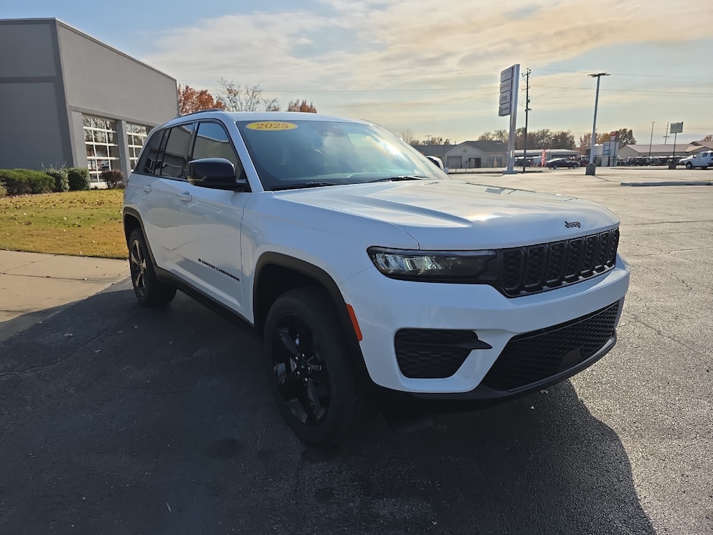 New 2025 Jeep Grand Cherokee Laredo Sport Utility