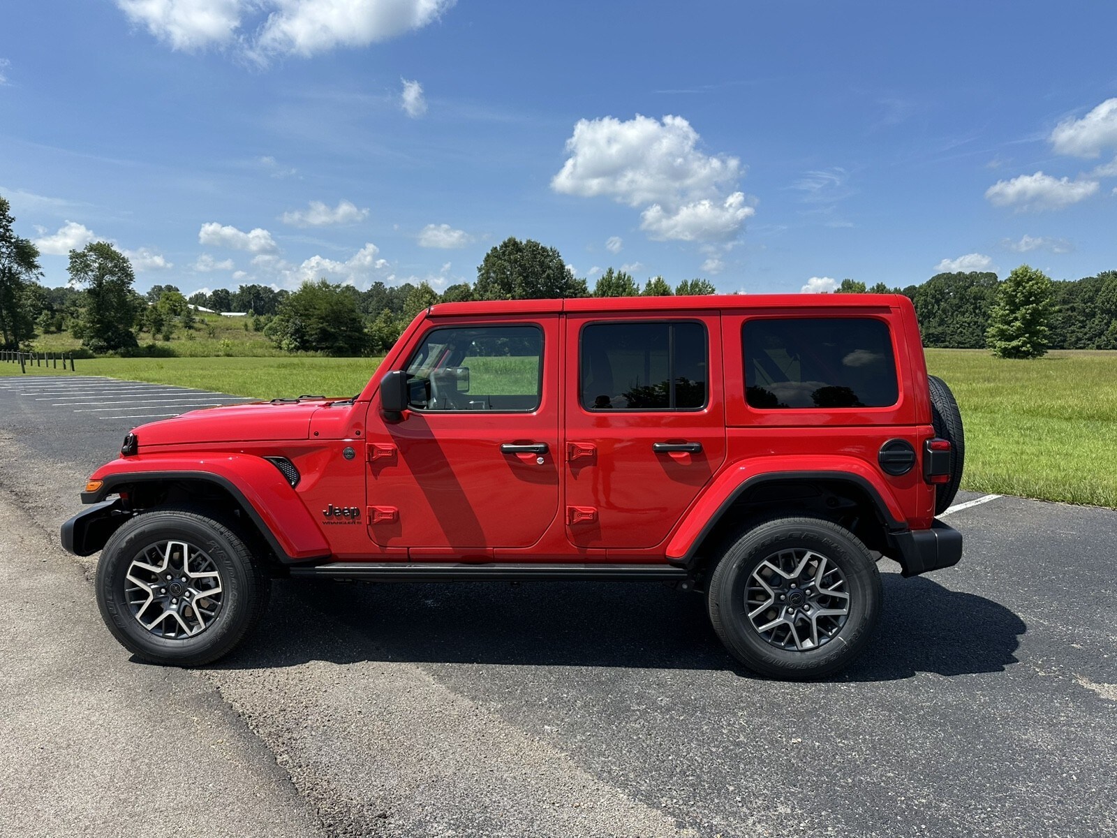 2025 Jeep Wrangler Sahara photo 4
