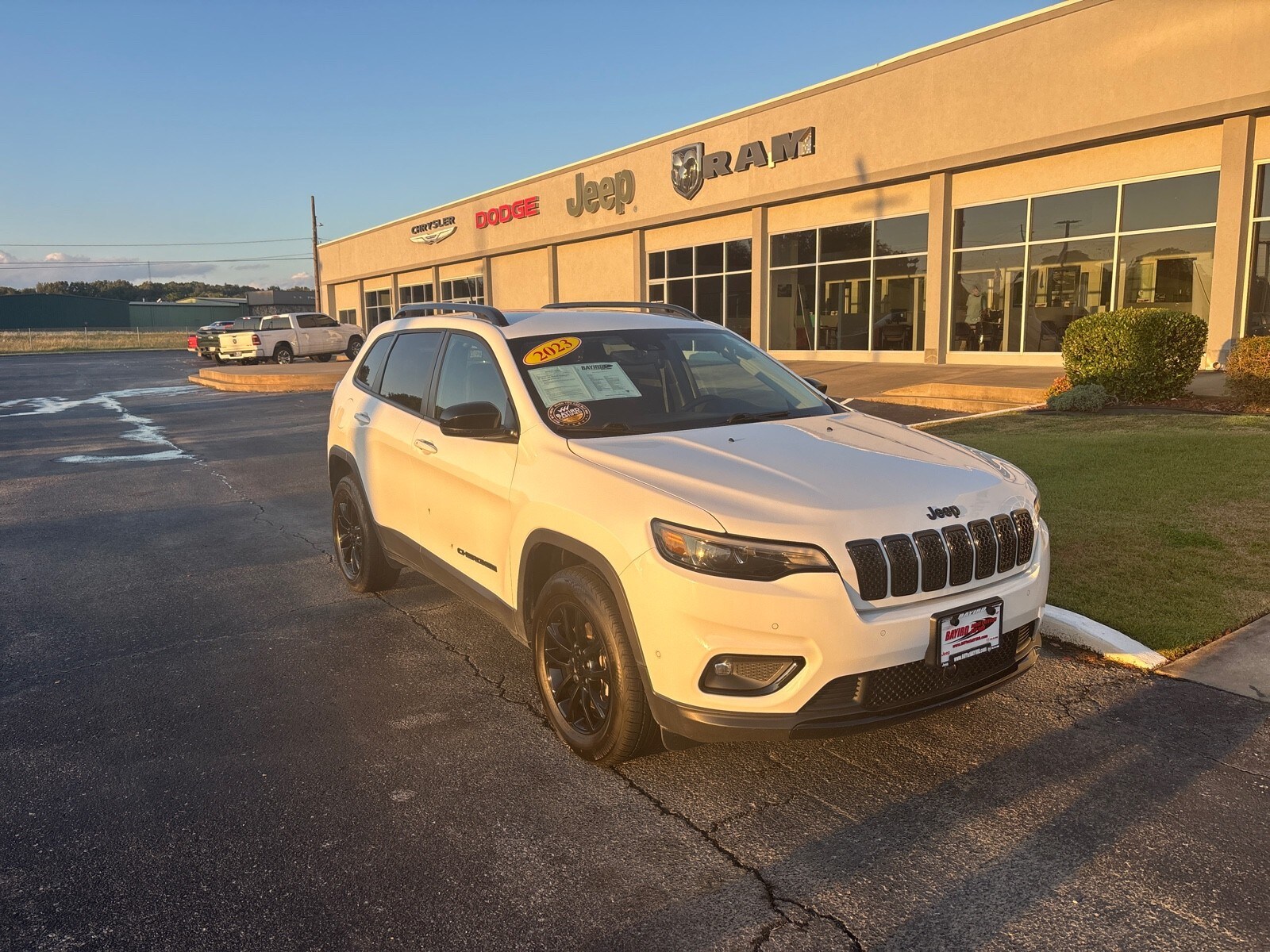2023 Jeep Cherokee Altitude Lux photo 2