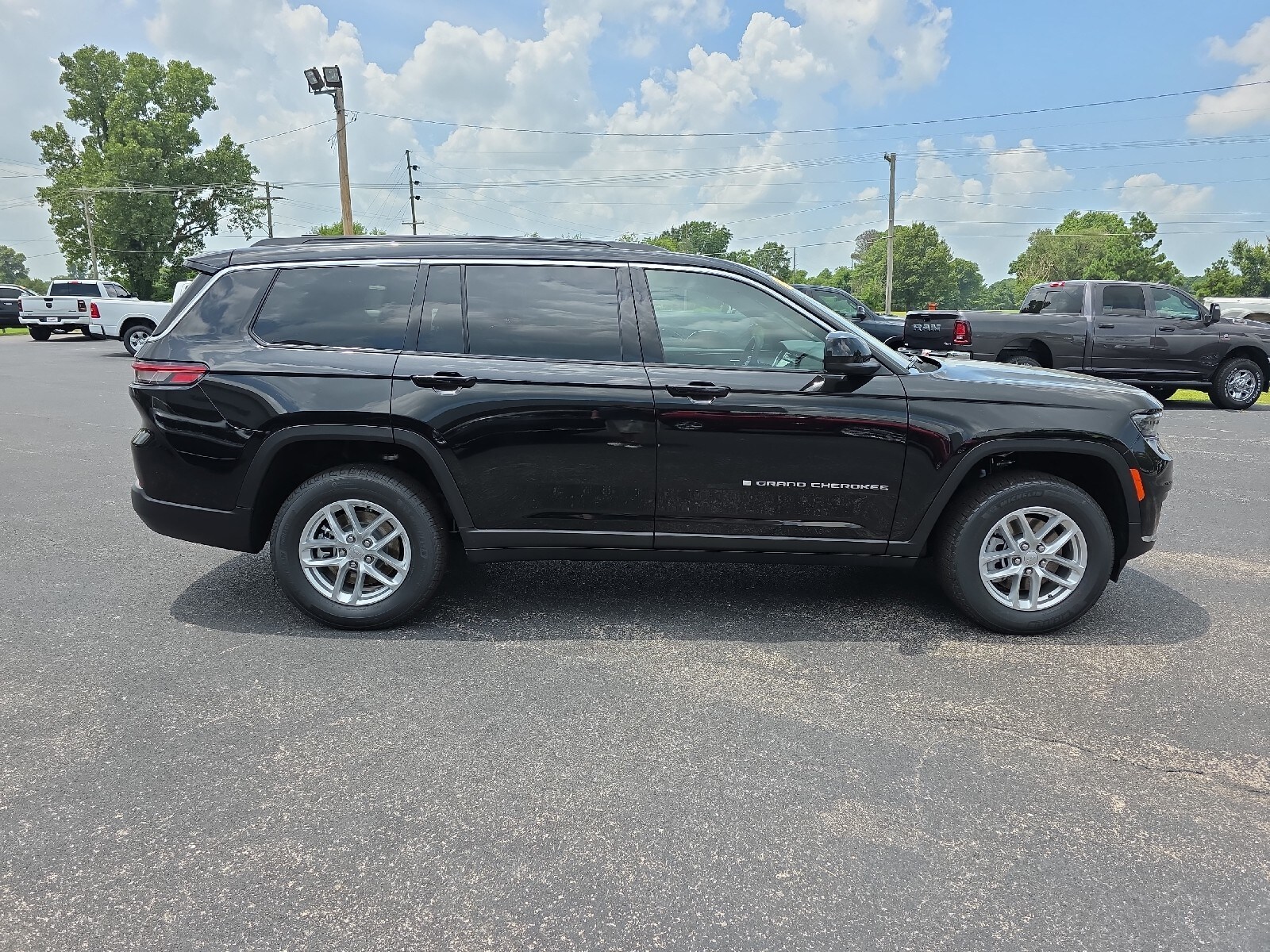 2025 Jeep Grand Cherokee Laredo X photo 3
