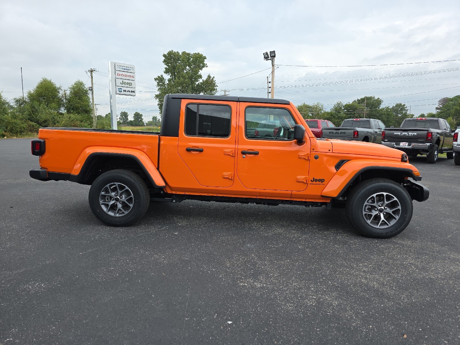 2025 Jeep Gladiator Sport S photo 3