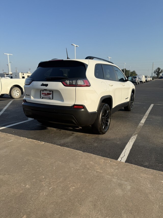 2023 Jeep Cherokee Altitude Lux photo 2