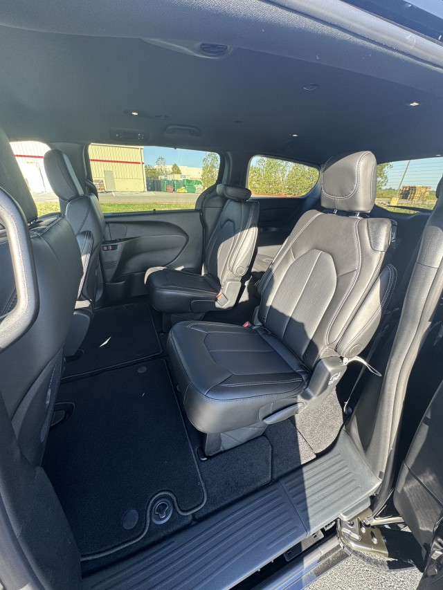 2026 Chrysler Pacifica Select - Photo 16