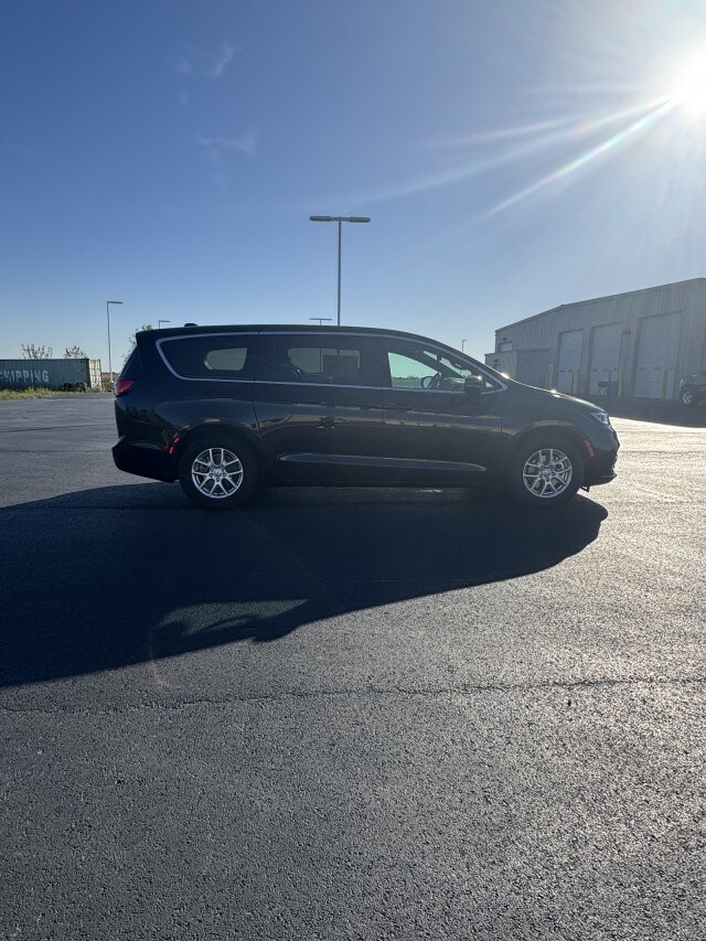 2026 Chrysler Pacifica Select - Photo 7
