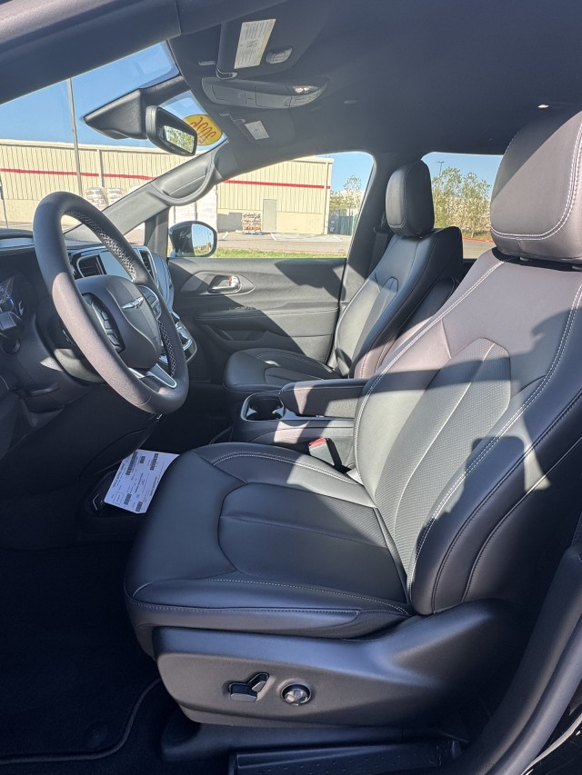 2026 Chrysler Pacifica Select - Photo 12