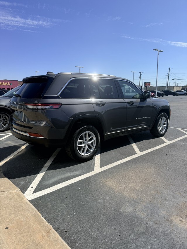 2023 Jeep Grand Cherokee Laredo photo 3