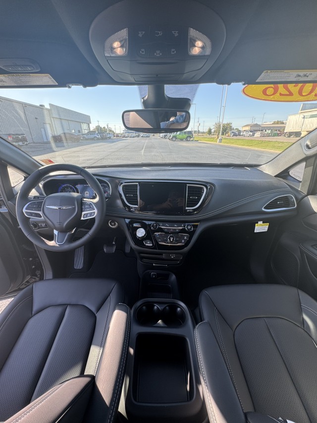 2026 Chrysler Pacifica Select - Photo 17