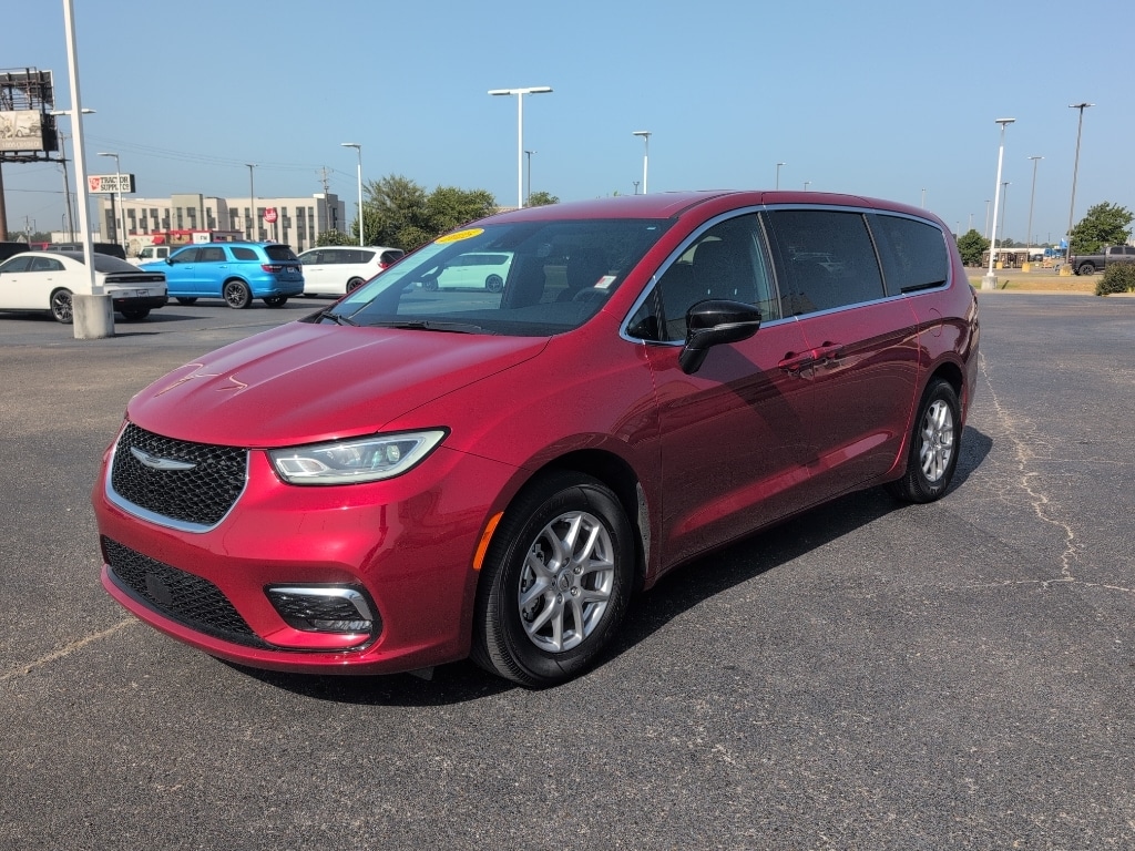 Used 2025 Chrysler Pacifica Select Passenger Van
