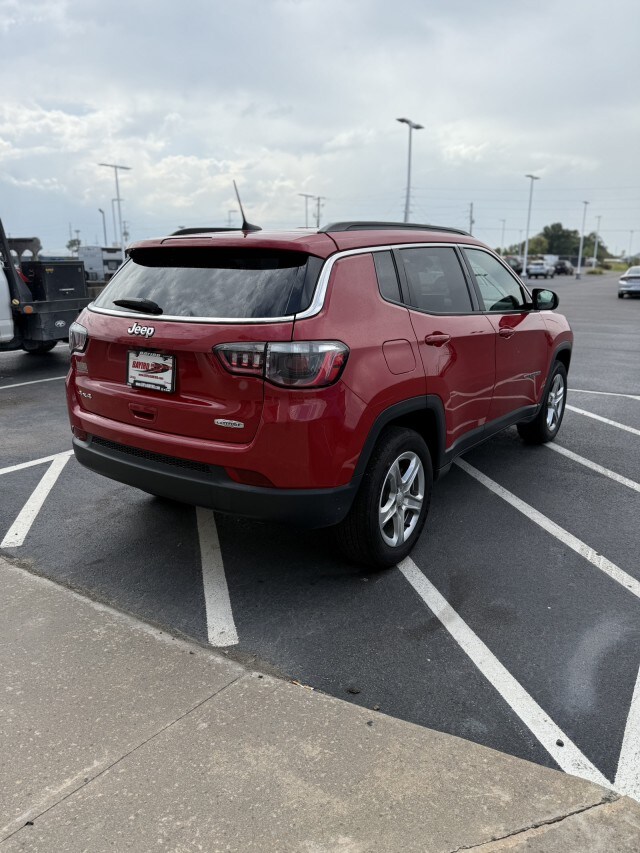2024 Jeep Compass Latitude photo 2