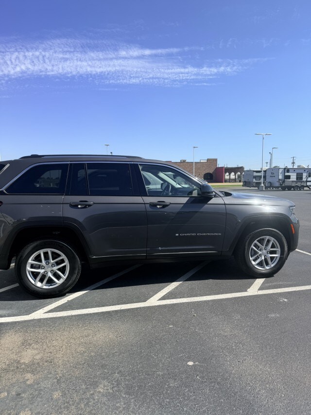 2023 Jeep Grand Cherokee Laredo photo 4