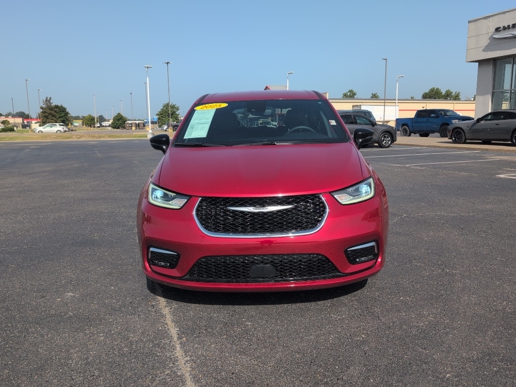 Used 2025 Chrysler Pacifica Select Passenger Van