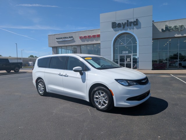 2023 Chrysler Voyager's photo