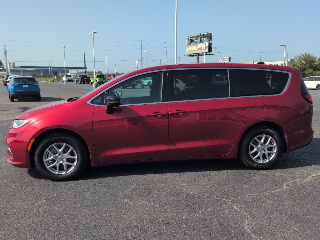Used 2025 Chrysler Pacifica Select Passenger Van
