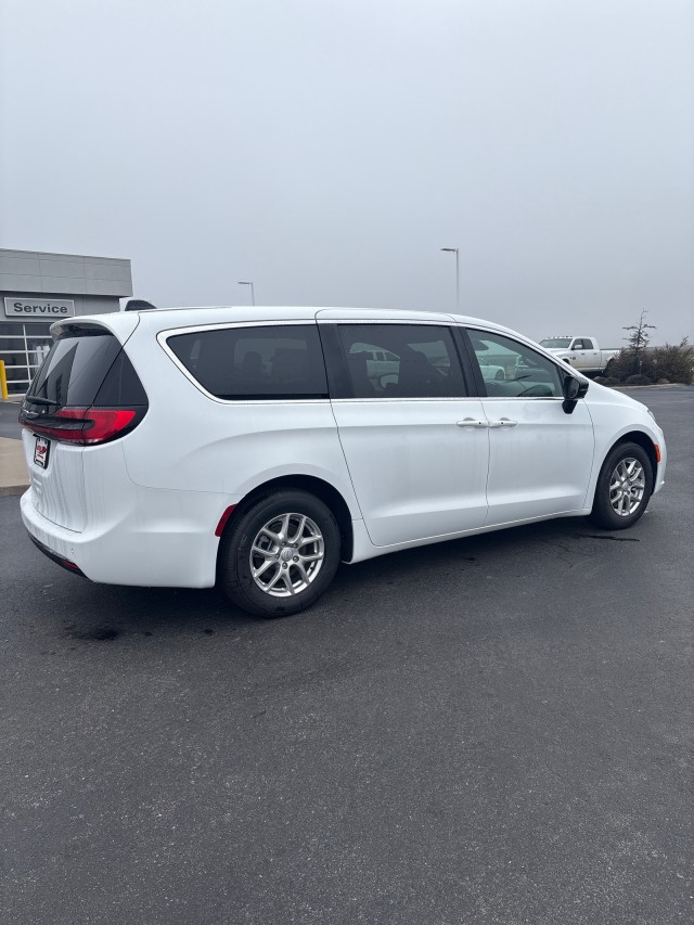 2026 Chrysler Pacifica Select's photo