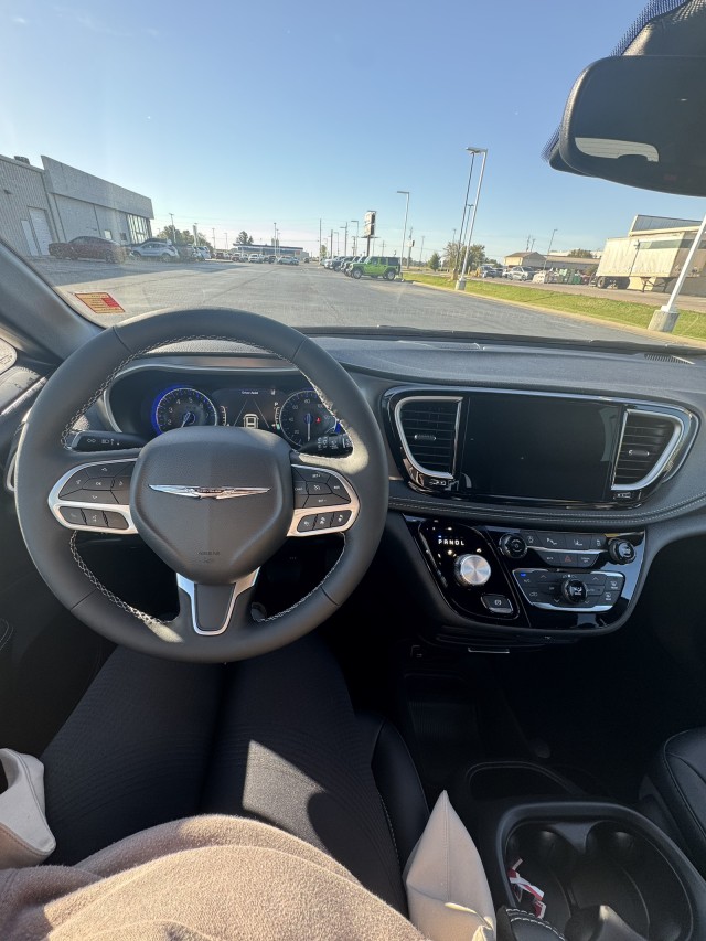 2026 Chrysler Pacifica Select - Photo 14