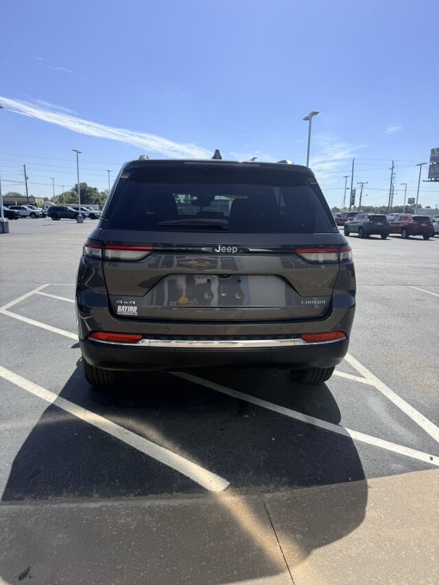 2023 Jeep Grand Cherokee Laredo photo 2