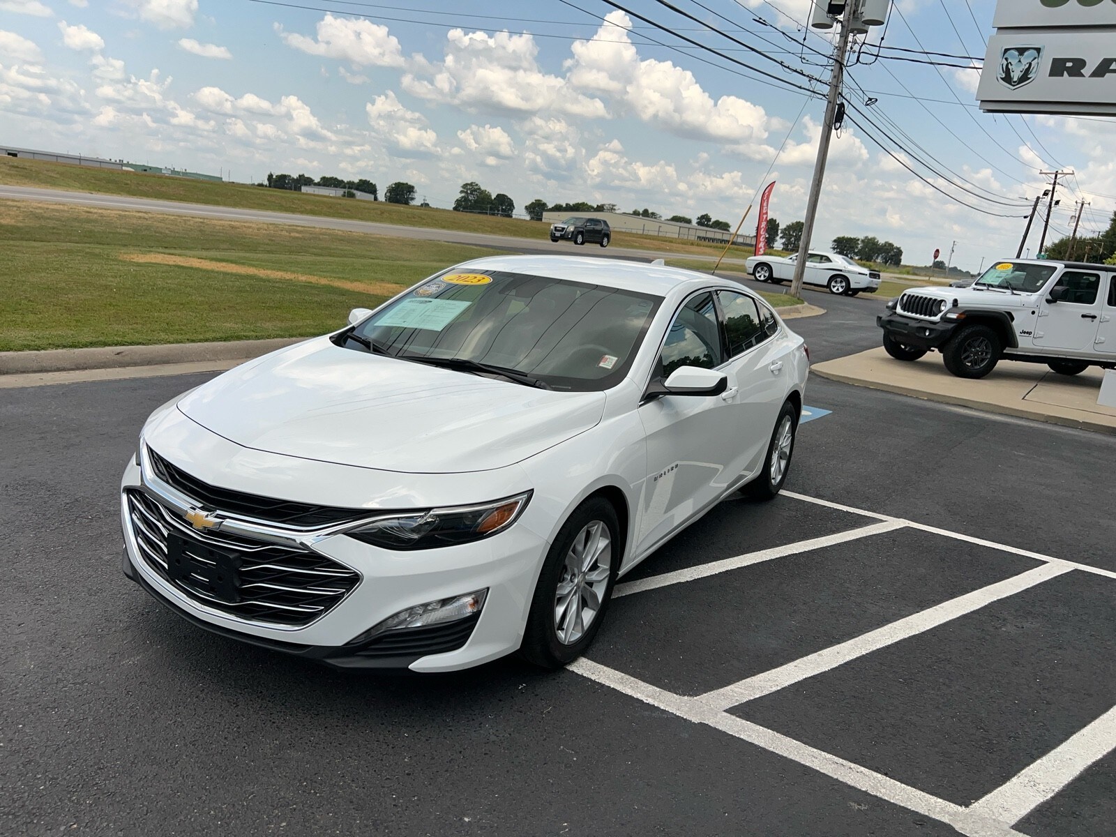 2023 Chevrolet Malibu 1LT photo 2