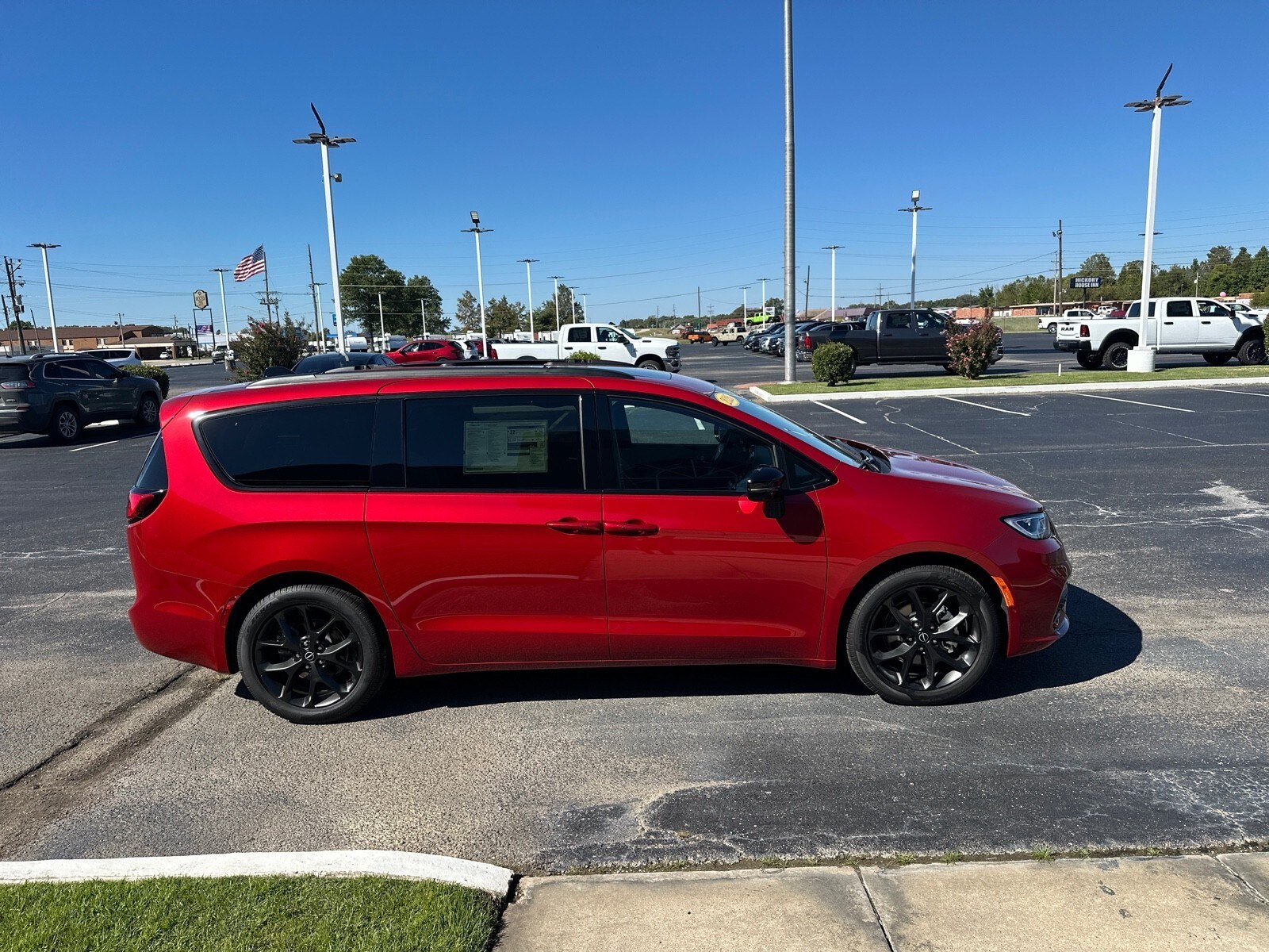 2026 Chrysler Pacifica Limited photo 3