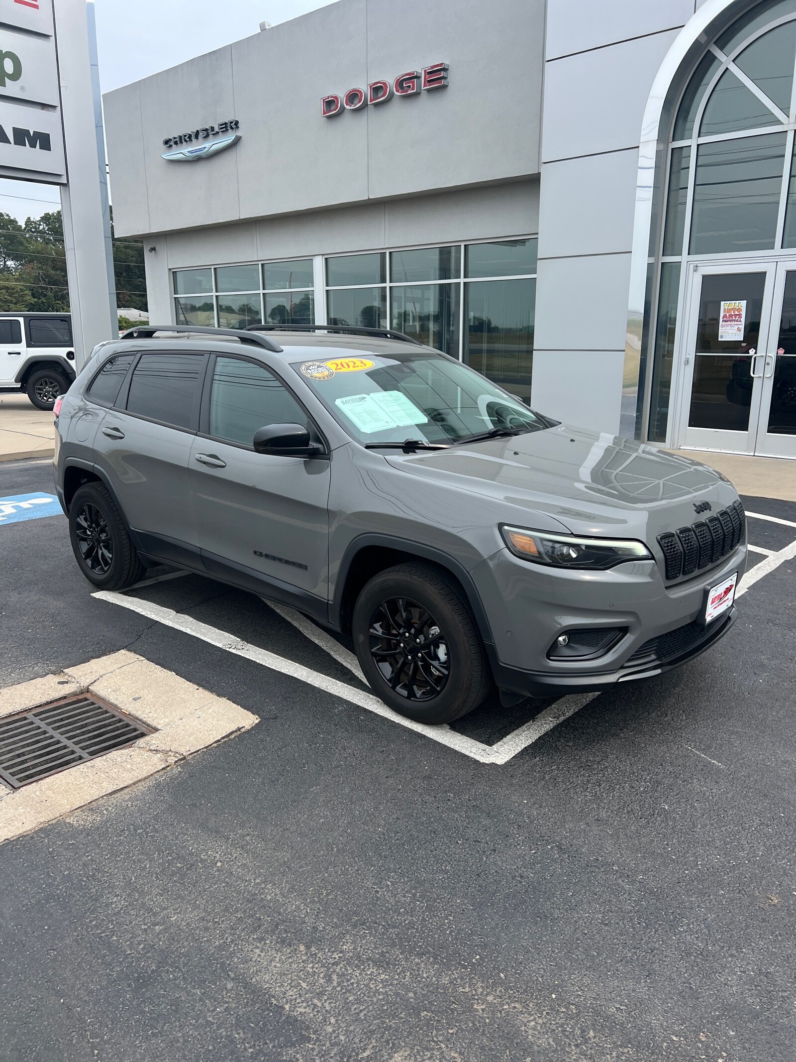 2023 Jeep Cherokee Altitude Lux photo 2