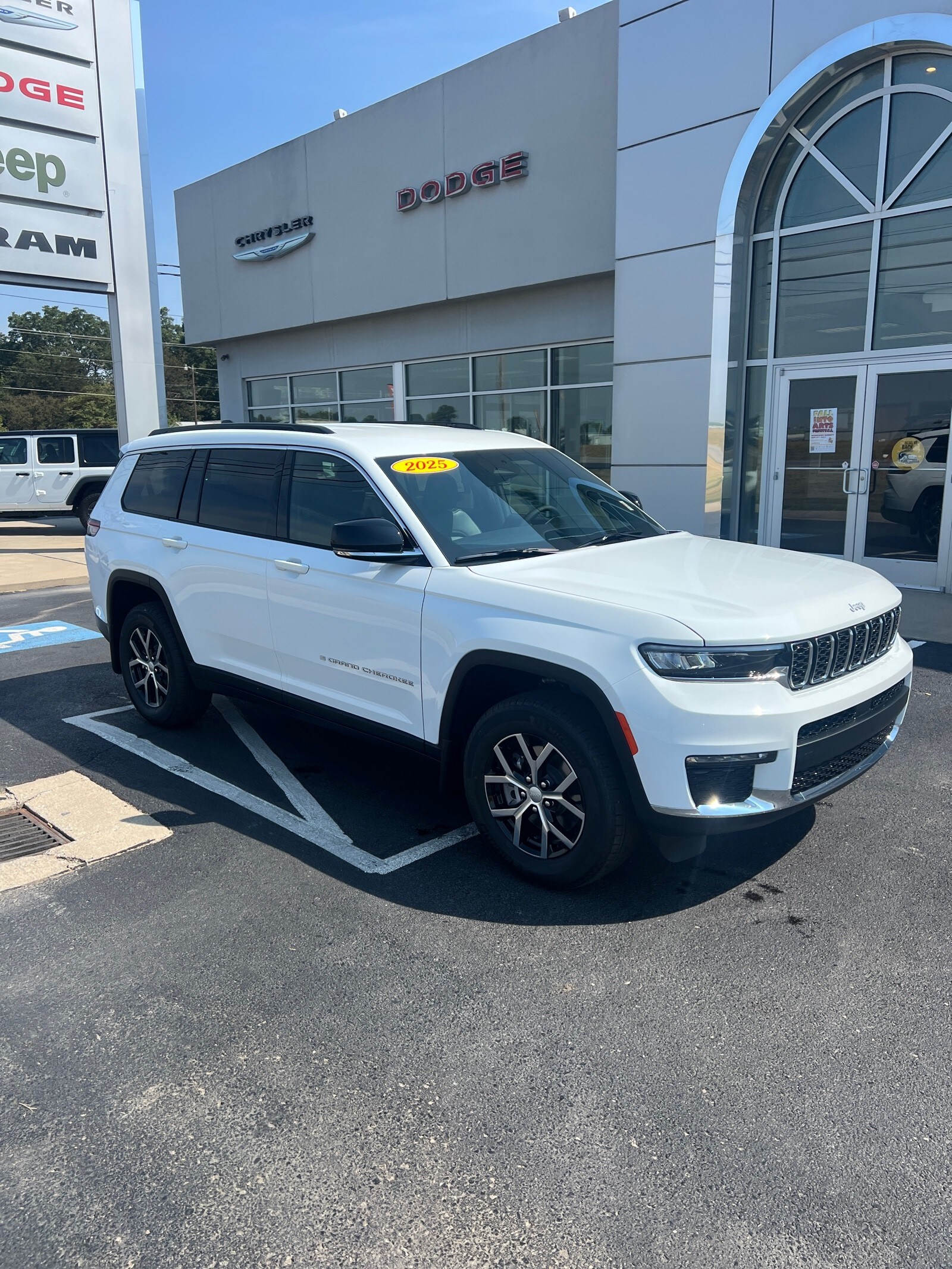 2025 Jeep Grand Cherokee Limited photo 2