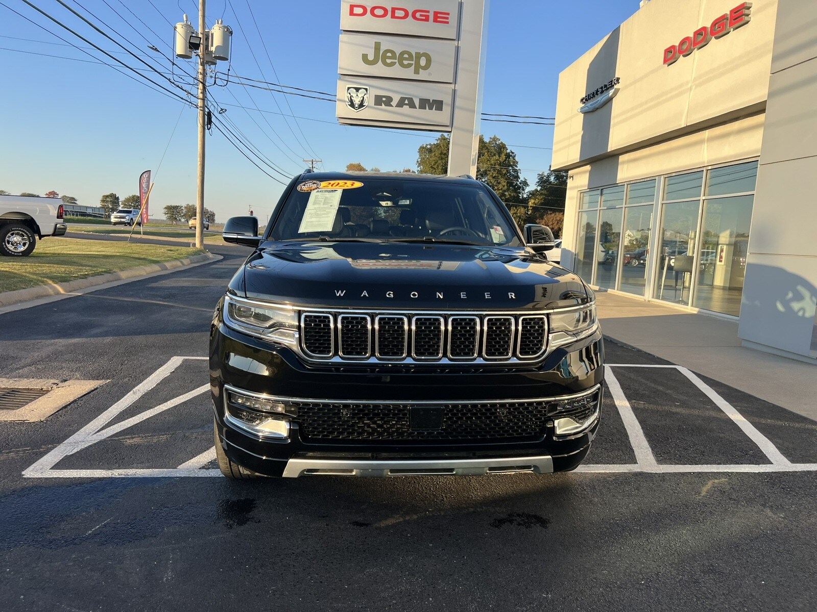 2023 Jeep Wagoneer L Series II photo 2