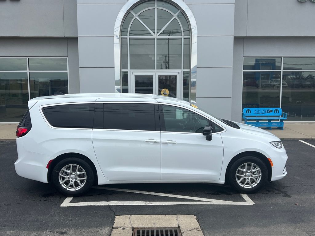 2026 Chrysler Pacifica Select's photo