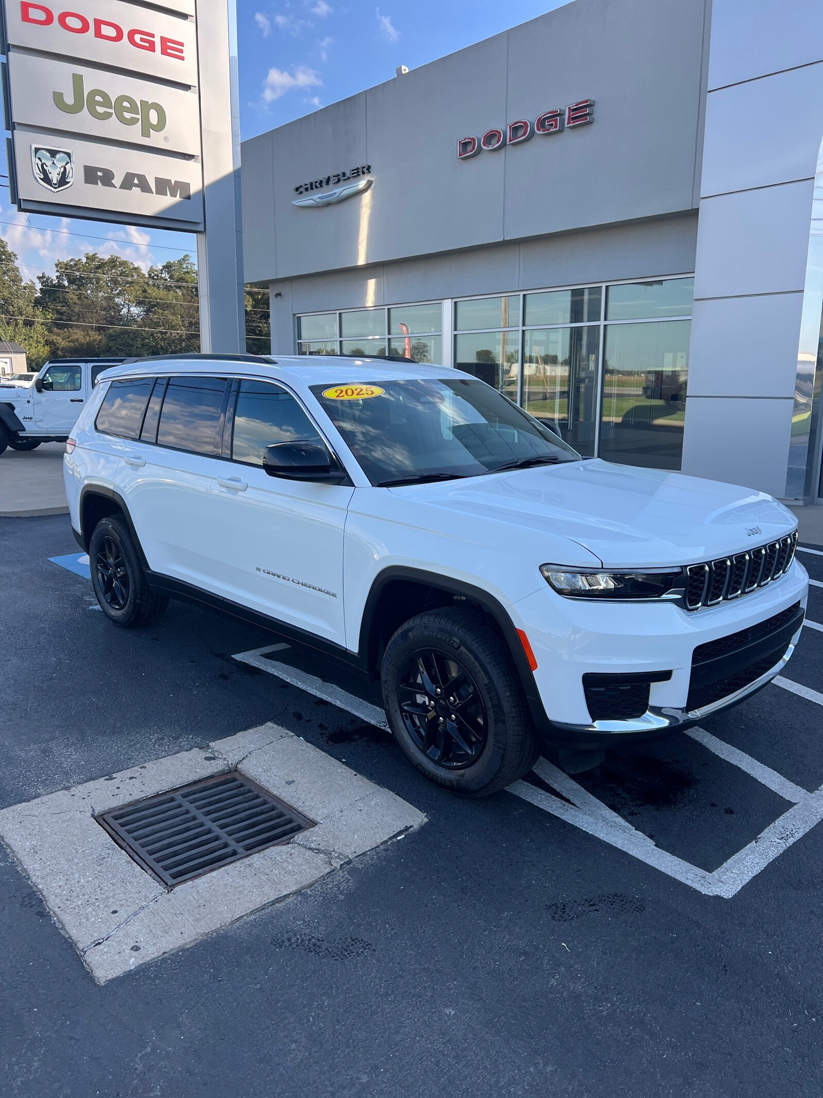 2025 Jeep Grand Cherokee Laredo photo 4