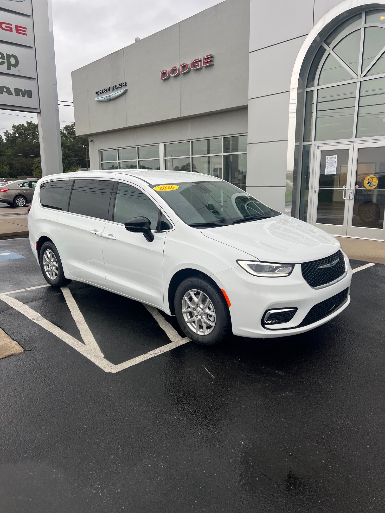 2026 Chrysler Pacifica photo 4