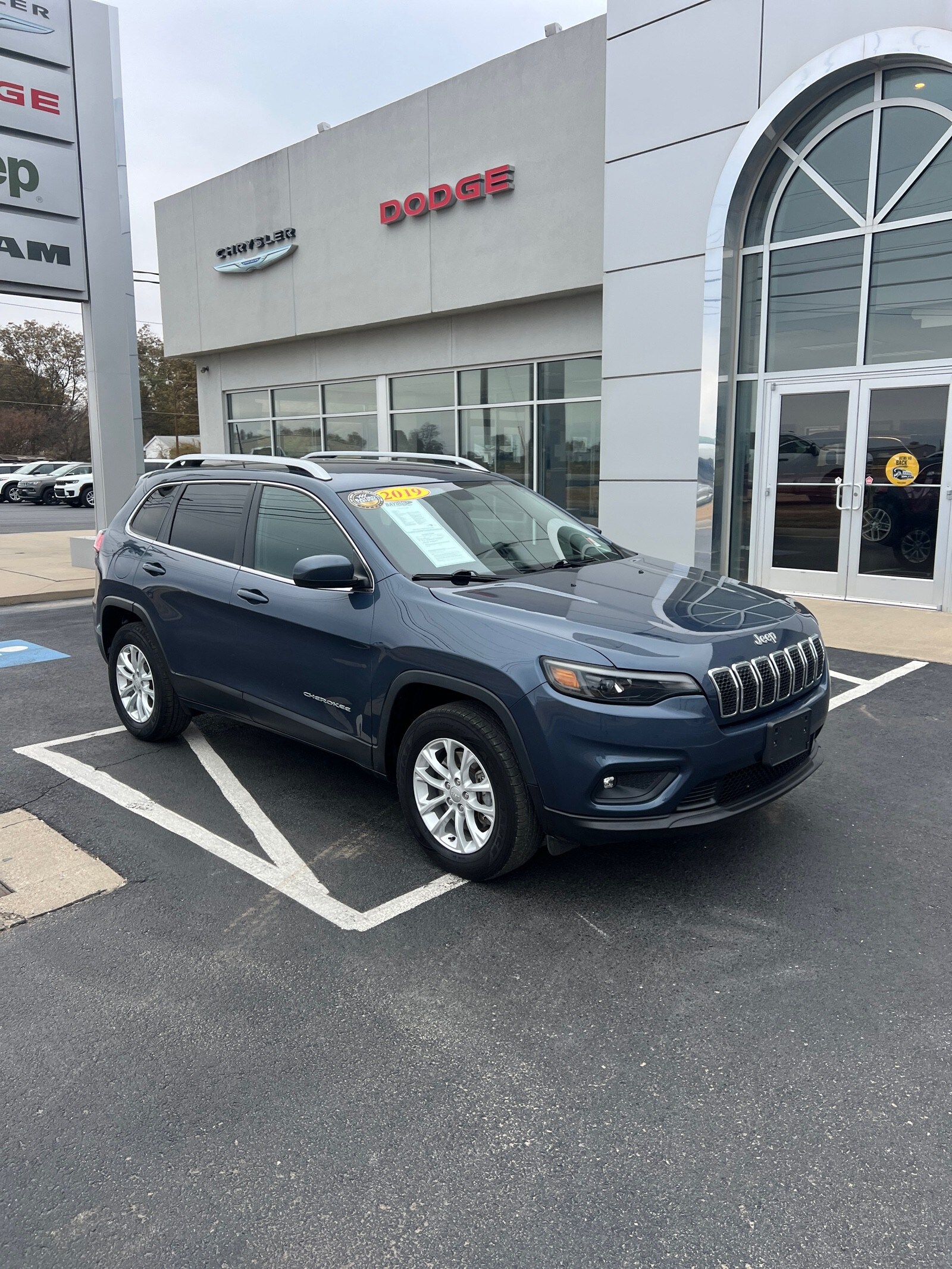 2019 Jeep Cherokee Latitude photo 2