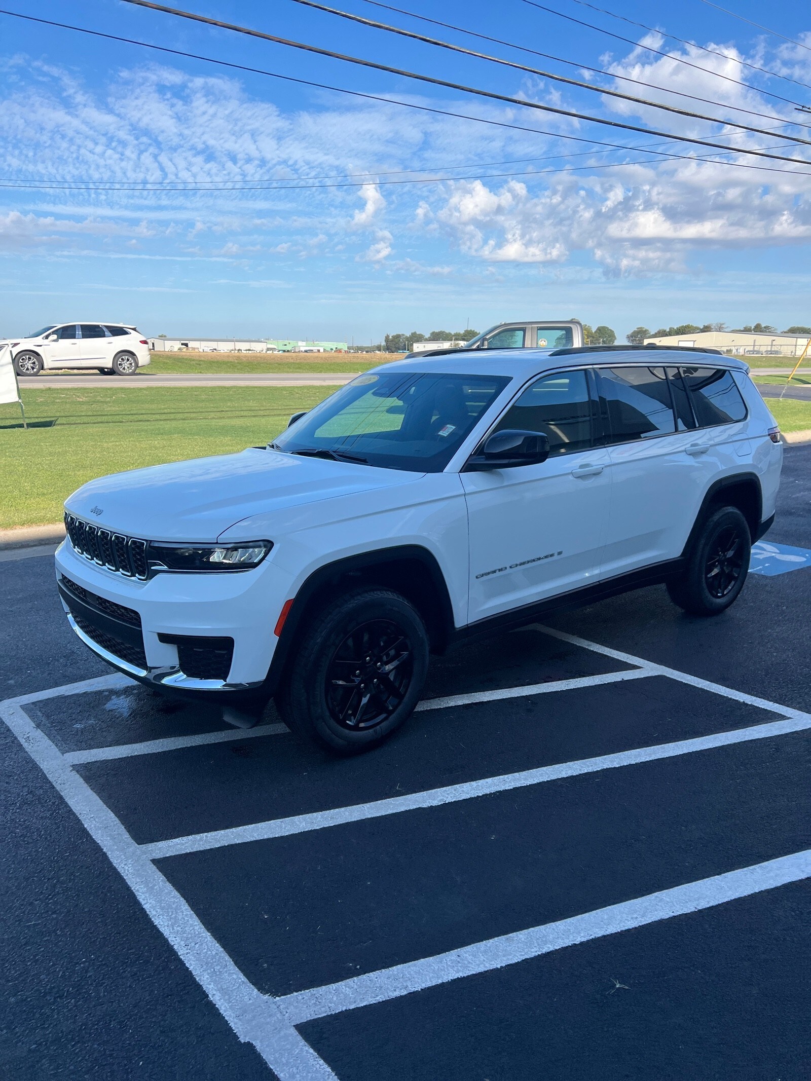 2025 Jeep Grand Cherokee Laredo photo 2
