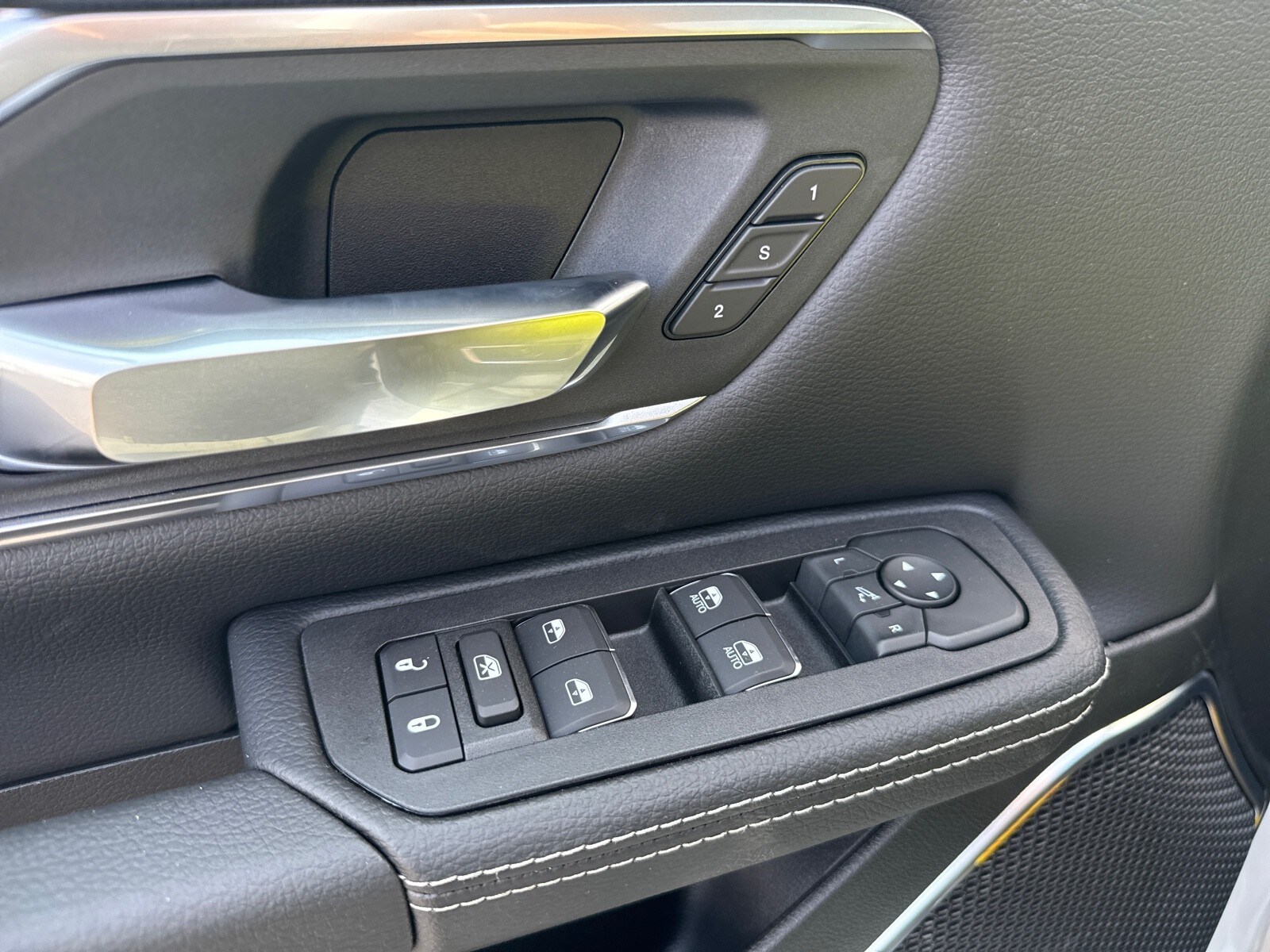 2026 RAM 1500 Laramie - Photo 18