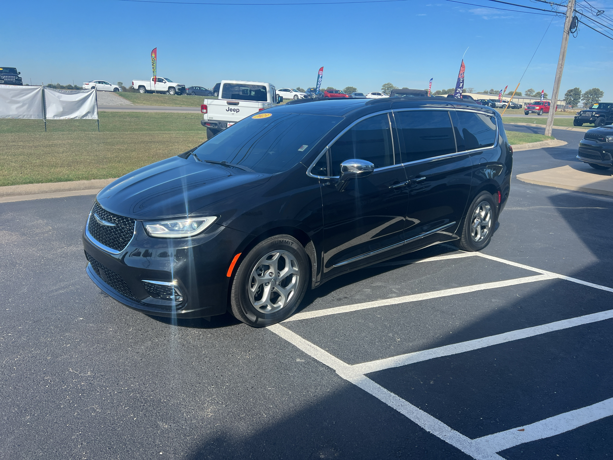 Used 2023 Chrysler Pacifica Limited Van Passenger Van