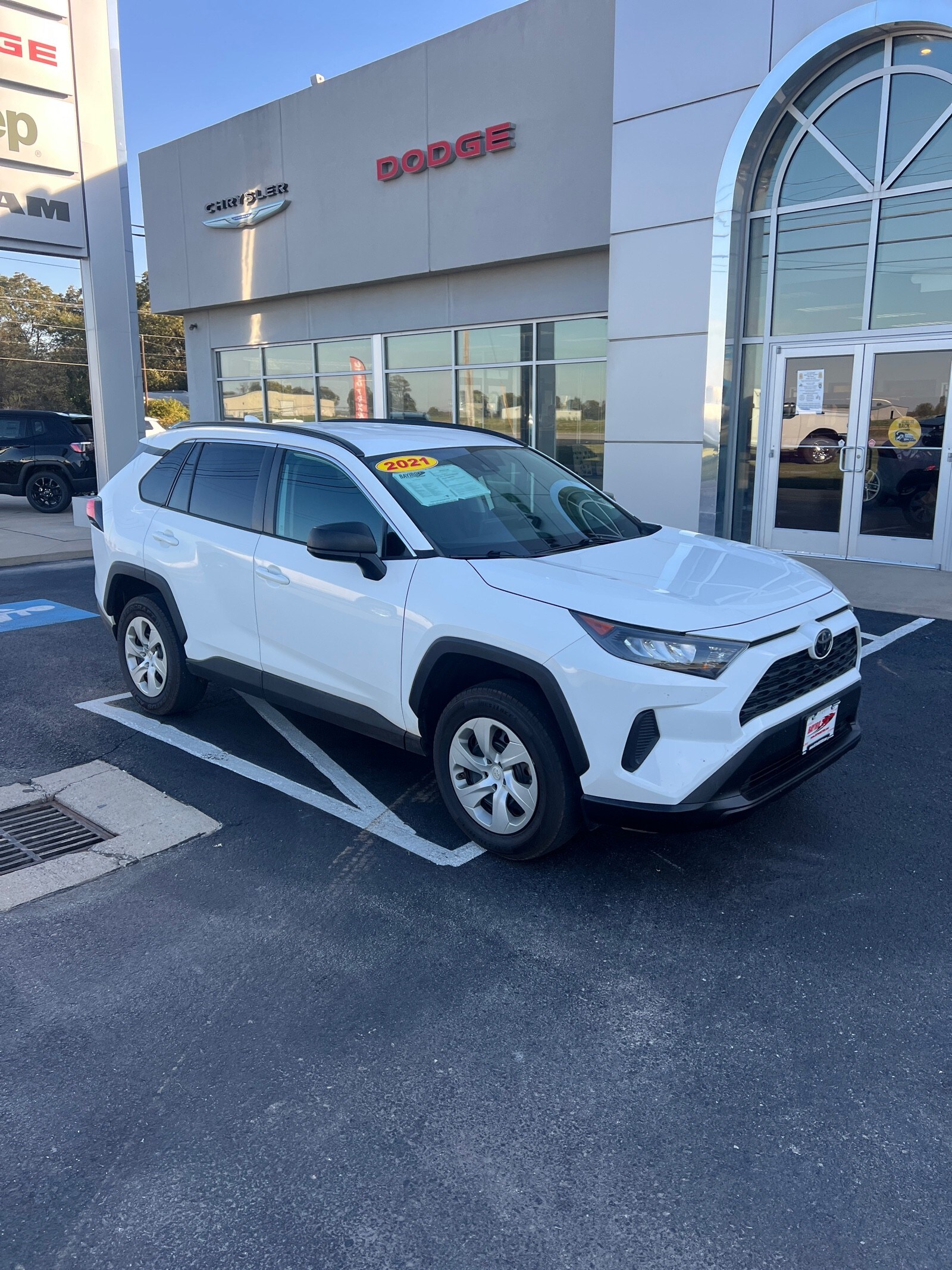 2021 Toyota RAV4 LE photo 4